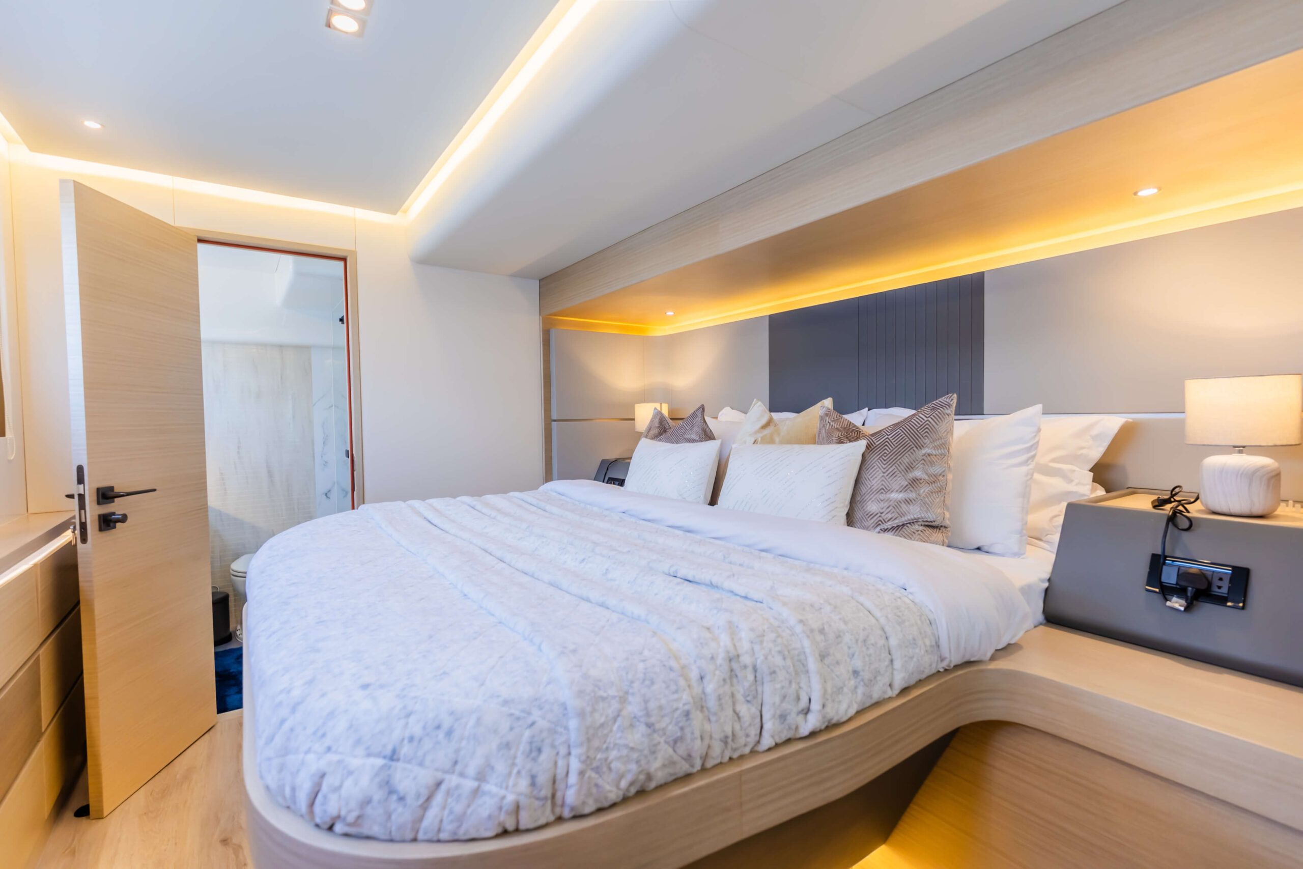 Master Cabin 1 60'Volare
