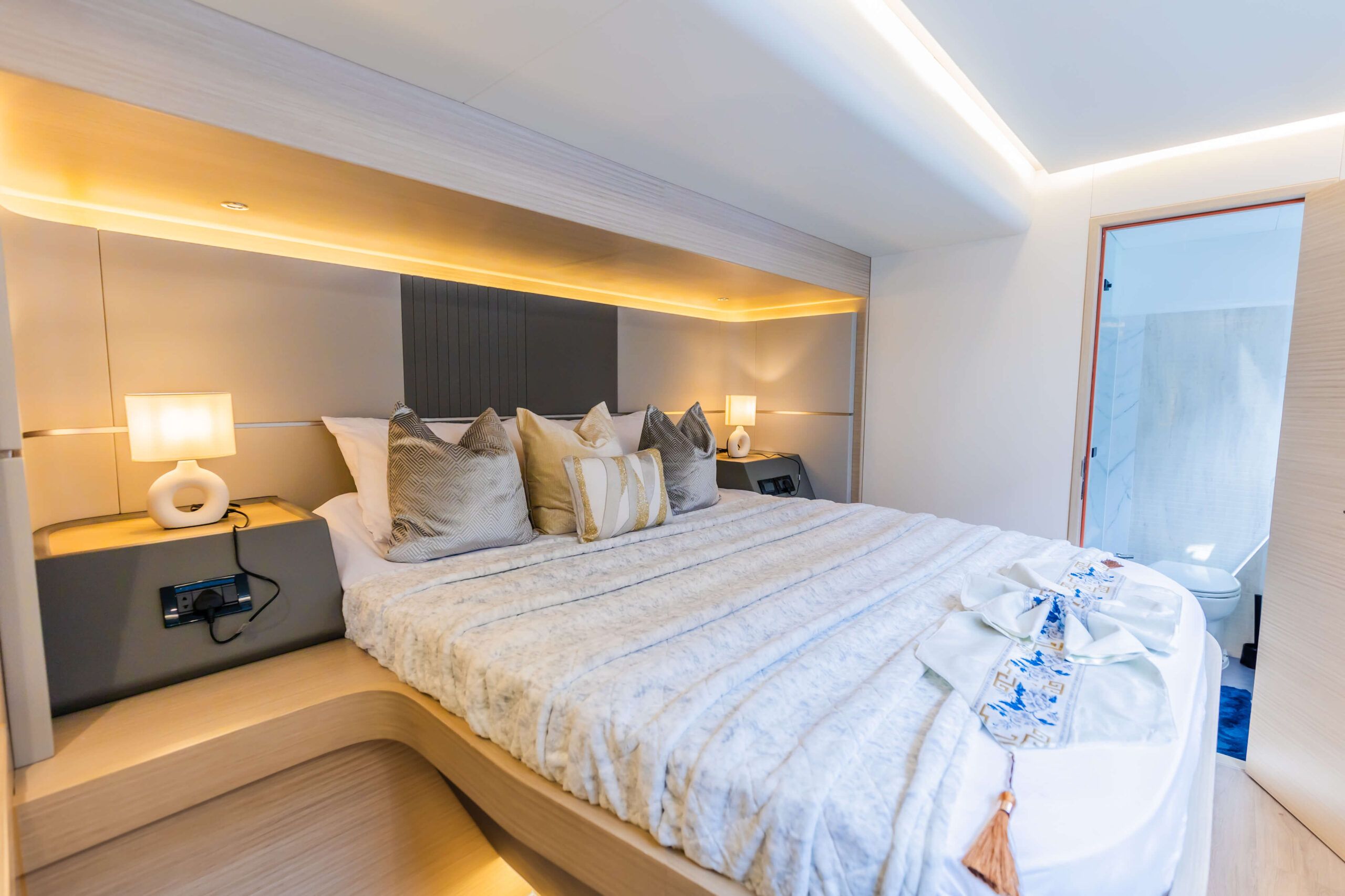 Master Cabin 2 60'Volare